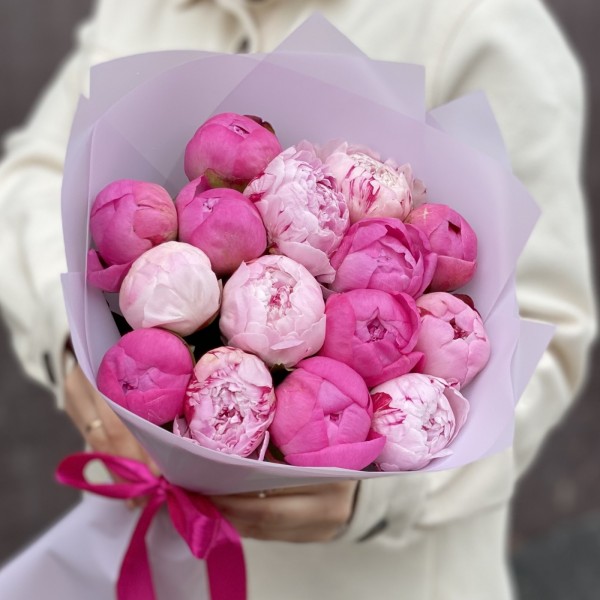 Розовый микс из 15 пионов